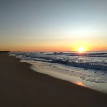 3-bed In Town Centre With Beach Access! * Ταβίρα