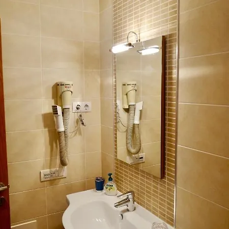 3-bed In Town Centre With Beach Access! Διαμέρισμα Ταβίρα