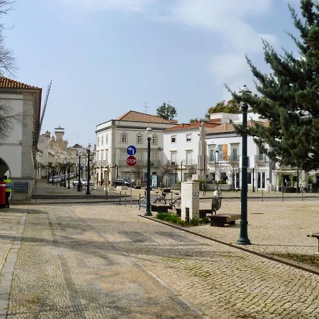3-bed In Town Centre With Beach Access! Διαμέρισμα Ταβίρα